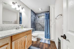 une salle de bain avec un lavabo et des toilettes dans l'établissement Wildflower Landing, à Groveland 45 autres photos