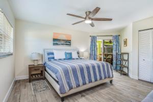 Un dormitorio con una cama y un ventilador de techo. en Casa del Limoncello, en Bonita Springs 25 fotos más