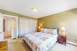 A bed or beds in a room at Sandstone Retreat