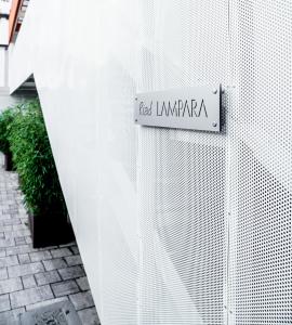 リニャーノ・サッビアドーロにあるHotel Lamparaの白壁の真の扁額を読む印