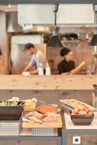 Eten bij of ergens in de buurt van het hotel

