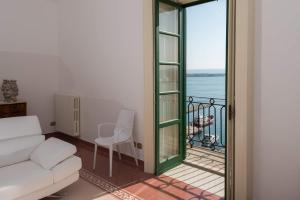 Balkón alebo terasa v ubytovaní Duomo Seaside Deluxe Apartment by Ortigia Apartments