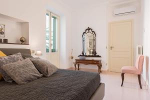 Gallery image of DUOMO SEA SIDE DELUXE APARTMENT by Ortigiaapartments in Siracusa