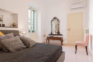 Posteľ alebo postele v izbe v ubytovaní Duomo Seaside Deluxe Apartment by Ortigia Apartments