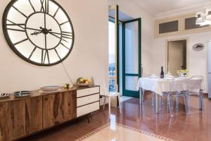 Posedenie v ubytovaní Duomo Seaside Deluxe Apartment by Ortigia Apartments