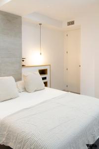 ein weißes Schlafzimmer mit einem großen weißen Bett in der Unterkunft GR04 in Alicante