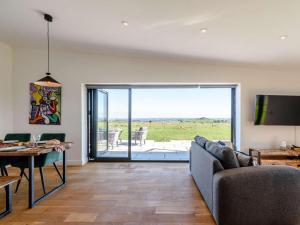 sala de estar con sofá y mesa en 2-Bed Modern Bungalow - Outstanding Country Views, en Harrogate