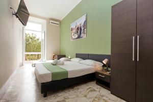 een slaapkamer met een bed en een groot raam bij Lucky Stars rooms in Rome