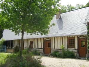 une vieille maison avec un arbre en face dans l'établissement Moulin de la Génetée, à Saint-Aubin-sur-Scie