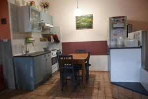 ナウェンチュフにあるWilla "Mazowsze"のキッチン(テーブル、シンク、冷蔵庫付)