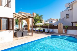 Πισίνα στο ή κοντά στο Villa Iris by Ezoria Villas +21 φωτογραφίες