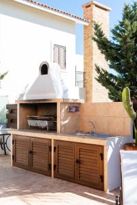 een buitenkeuken met een wastafel op een patio bij Villa Iris by Ezoria Villas in Ayia Napa