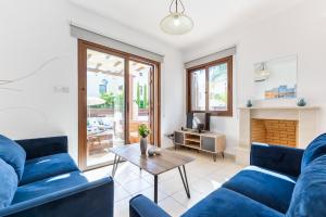 Χώρος καθιστικού στο Villa Iris by Ezoria Villas