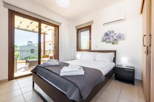 Ένα ή περισσότερα κρεβάτια σε δωμάτιο στο Villa Iris by Ezoria Villas