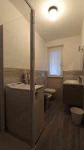 ein Bad mit einer Dusche, einem WC und einem Waschbecken in der Unterkunft Oasi di Pace e Tranquillità in Zelbio