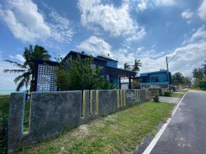 a house on the side of the road at Baan Suriya Sichon in Ban Thepha