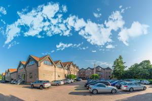 a group of cars parked in a parking lot at Sport- und Tagungshotel De Poort in Goch