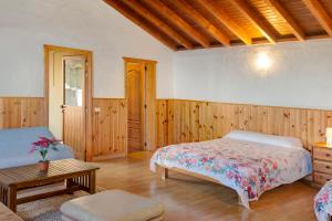 A bed or beds in a room at Mirador de Domingo