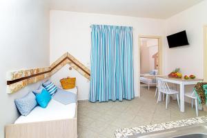 TV a/nebo společenská místnost v ubytování Ilios Malia Hotel Resort