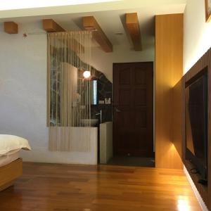 TV a/nebo společenská místnost v ubytování Qiao Kela Ti Homestay