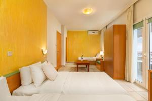 1 dormitorio con cama blanca y sofá en Dias Hotel & Spa, en Platamonas