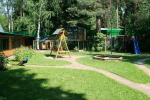 un niño jugando en un parque con parque infantil en Art Hotel Pushkino, en Pushkino