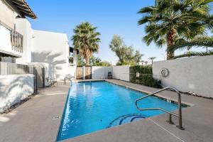 una piscina en una villa con palmeras en Villa West, en Scottsdale