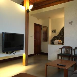 TV a/nebo společenská místnost v ubytování Qiao Kela Ti Homestay