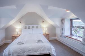 Llit o llits en una habitació de Stormy Castle - 6 Bedroom Sleeps 14 - Llangenith