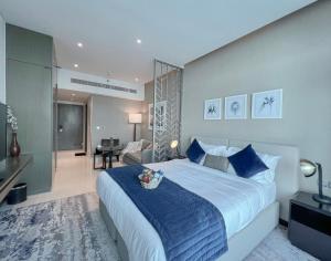 Postel nebo postele na pokoji v ubytování 5-Star Luxury Studio Near Burj Khalifa Amazing Canal & City Views!