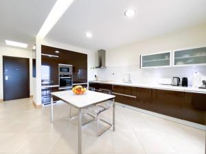 een keuken met een tafel met daarop een schaal fruit bij Luxury condominium apartment with swimming pool #1903 in Lagos +37 foto's