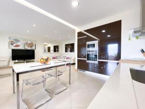 een keuken met een groot eiland en een aanrecht bij Luxury condominium apartment with swimming pool #1903 in Lagos