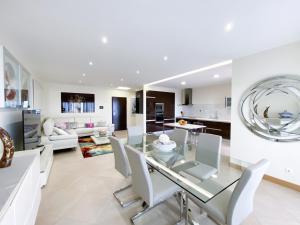 een eetkamer en een woonkamer met een glazen tafel en stoelen bij Luxury condominium apartment with swimming pool #1903 in Lagos