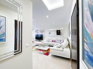 een woonkamer met een witte bank en een tafel bij Luxury condominium apartment with swimming pool #1903 in Lagos