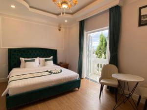 Giường trong phòng chung tại Peach Valley Hotel Dalat