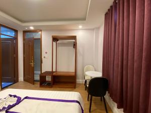 Letto o letti in una camera di Peach Valley Hotel Dalat