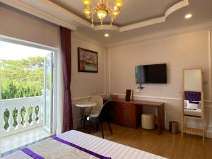 TV a/nebo společenská místnost v ubytování Peach Valley Hotel Dalat