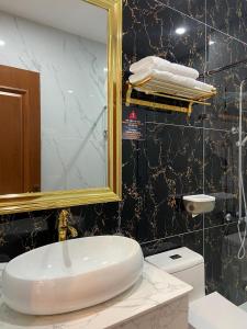 Phòng tắm tại Peach Valley Hotel Dalat