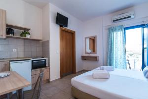 Ilios Malia Hotel Resort的厨房或小厨房