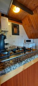 cocina con fogones y encimera en Santana Houses - Mountain Shelter bungallows, en Santana