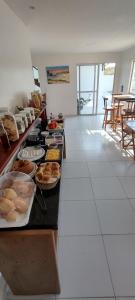 una línea de buffet con comida en un restaurante en Jangadas do Pontal, en Fortim