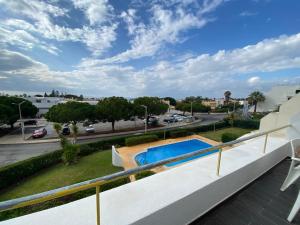 - un balcon offrant une vue sur la piscine dans l'établissement Albufeira Beach Apartment, à Guia