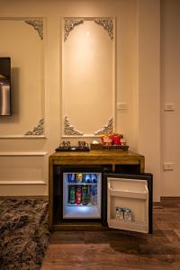 ハノイにあるMai Hotelのカウンター付きの客室内の小型冷蔵庫