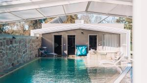 uma piscina em frente a uma casa em Arca dos Animais - Farming & SPA em Castelo Branco