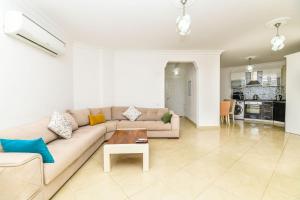 een woonkamer met een bank en een tafel bij Villa White Dream in Kalkan