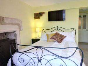 Een bed of bedden in een kamer bij Cotswolds Valleys Accommodation - Medieval Hall - Exclusive use character three bedroom holiday apartment