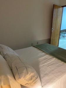 sypialnia z łóżkiem i widokiem na ocean w obiekcie Beach House w mieście Trairi