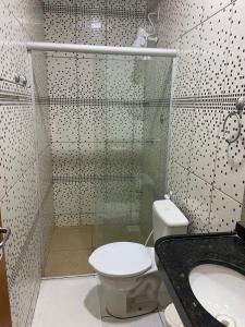 łazienka z toaletą i umywalką w obiekcie Beach House w mieście Trairi