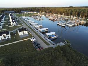 una vista aérea de un puerto deportivo con barcos en el agua en Ferienhäuser im Yachthafen mit Hund en Peenemünde