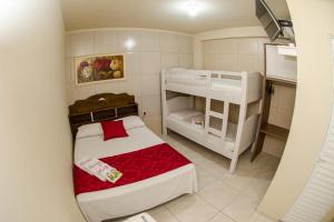 Habitación pequeña con 1 cama y literas en Pousada Rosa dos Ventos, en Penha